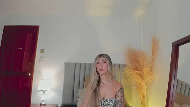 Snapshot of LucyJhonnsonn chatting on 17, 1, 2025 LucyJhonnsonn online show from 17, 1, 2025