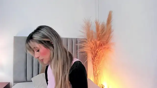 Snapshot of LucyJhonnsonn chatting on 5, 2, 2025 LucyJhonnsonn online show from 5, 2, 2025
