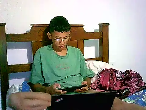 Snapshot of tokomoil chatting on 27, 10, 2025 tokomoil online show from 27, 10, 2025