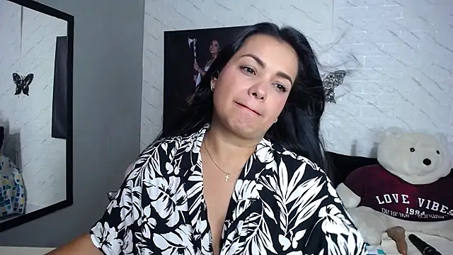 Snapshot of Saritatellez chatting on 26, 11, 2025 Saritatellez online show from 26, 11, 2025