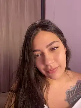 Latina vanessa online show from 2, 2, 2025