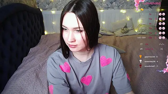 Snapshot of ChloeMillerMeow chatting on 4, 3, 2025 ChloeMillerMeow online show from 4, 3, 2025