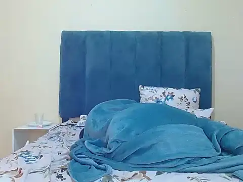 Snapshot of curvycloe1 chatting on 22, 5, 2026 curvycloe1 online show from 22, 5, 2026