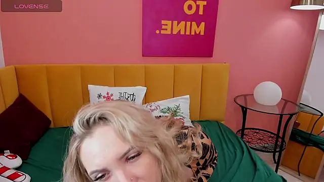 Snapshot of EvaMoran chatting on 2, 12, 2024 EvaMoran online show from 2, 12, 2024
