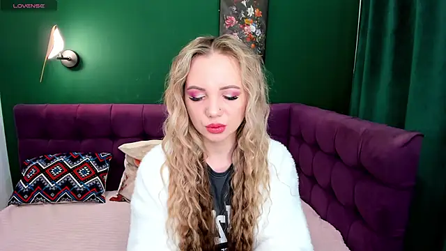 Snapshot of EvaMoran chatting on 12, 4, 2026 EvaMoran online show from 12, 4, 2026
