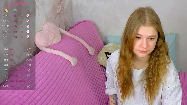 TrissMerigold9 online show from 5, 12, 2025