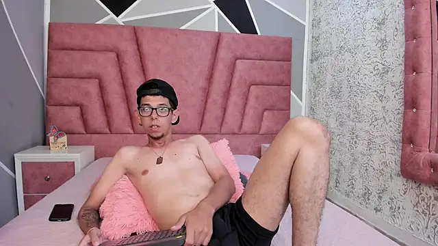 Derek and Skarlet online show from 8, 1, 2025