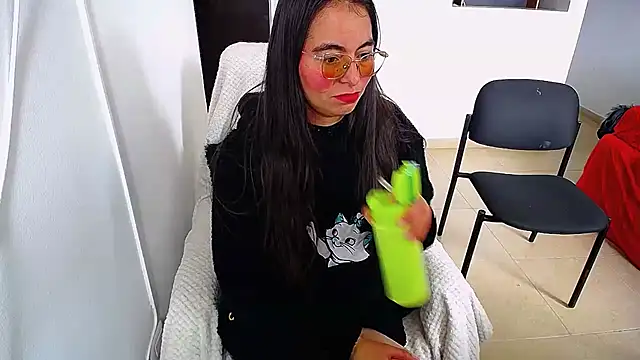 Snapshot of hot_girl01_hanna chatting on 4, 5, 2026 hot girl01 hanna online show from 4, 5, 2026