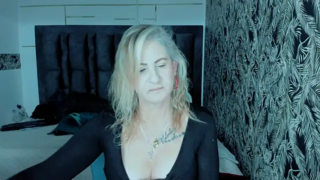 ScarletHoot  online show from 24, 9, 2025