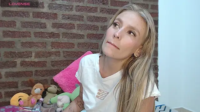 Snapshot of MeganColins1 chatting on 15, 9, 2025 MeganColins1 online show from 15, 9, 2025