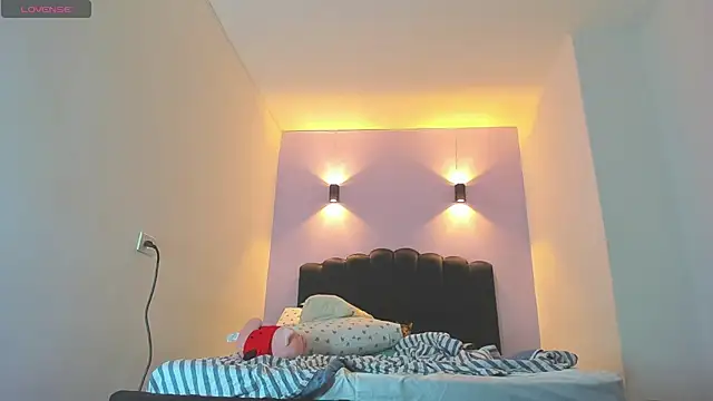 Sofia Clauss  online show from 3, 11, 2025