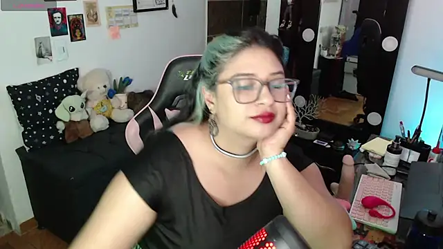 Snapshot of mollyshake1 chatting on 10, 9, 2025 mollyshake1 online show from 10, 9, 2025