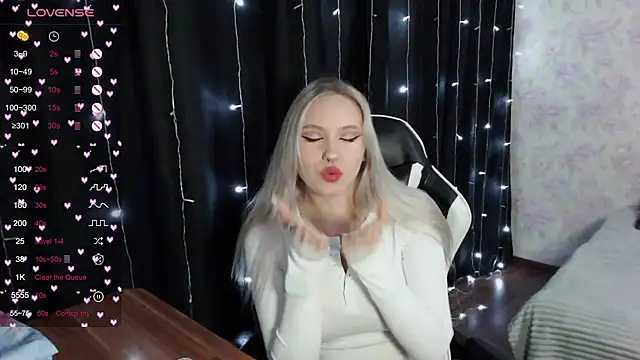 Snapshot of VikaPowers chatting on 8, 3, 2025 VikaPowers online show from 8, 3, 2025