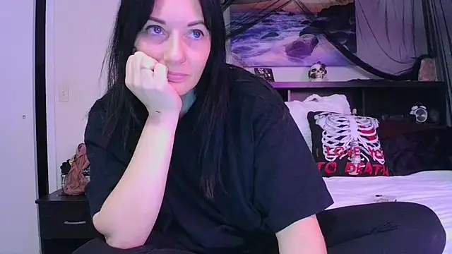Snapshot of CrystalLakeXO chatting on 13, 4, 2026 CrystalLakeXO online show from 13, 4, 2026