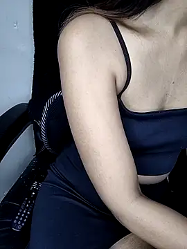 Snapshot of Leeeezzzz_roy chatting on 25, 11, 2025 Leeeezzzz roy online show from 25, 11, 2025