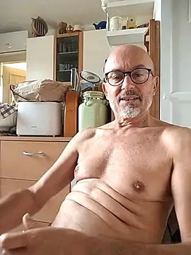 Snapshot of MadProfessor chatting on 28, 10, 2025 MadProfessor online show from 28, 10, 2025