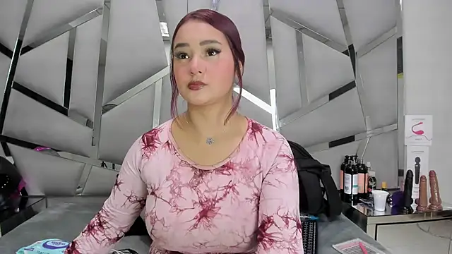 Snapshot of Catherinee69_x chatting on 28, 4, 2026 Catherinee69 x online show from 28, 4, 2026