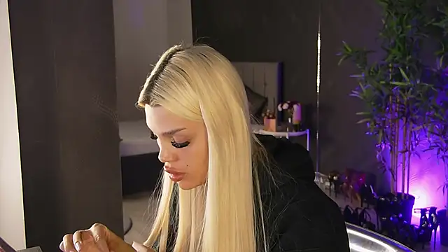 Snapshot of shayblonde chatting on 11, 3, 2025 shayblonde online show from 11, 3, 2025