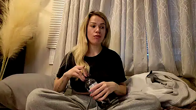 Snapshot of kianaxxx chatting on 7, 1, 2026 kianaxxx online show from 7, 1, 2026