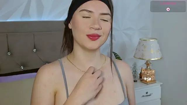 Snapshot of Gwen_drew chatting on 19, 12, 2025 Gwen drew online show from 19, 12, 2025