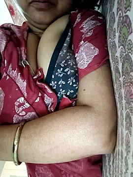 Snapshot of cuteyqueen chatting on 12, 10, 2025 cuteyqueen online show from 12, 10, 2025