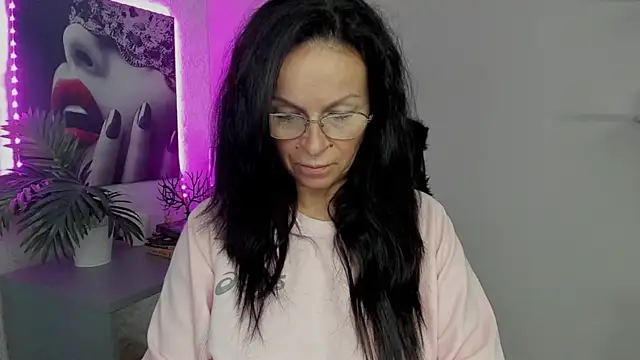 HelenLuxx online show from 18, 9, 2025