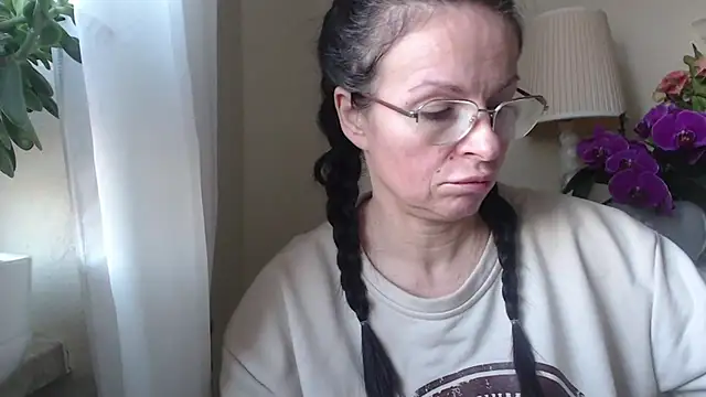 HelenLuxx online show from 7, 11, 2025