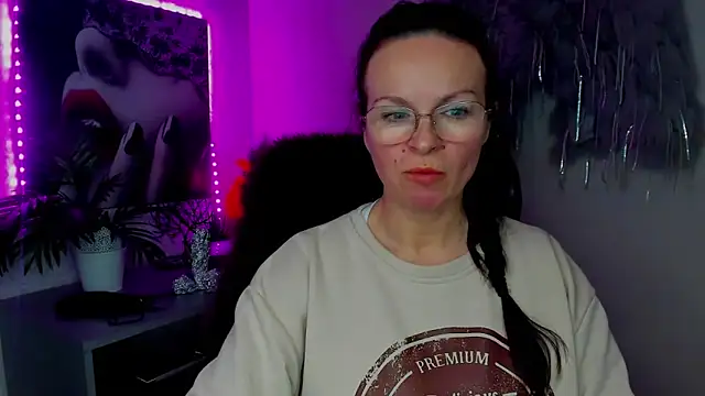 HelenLuxx online show from 9, 2, 2026