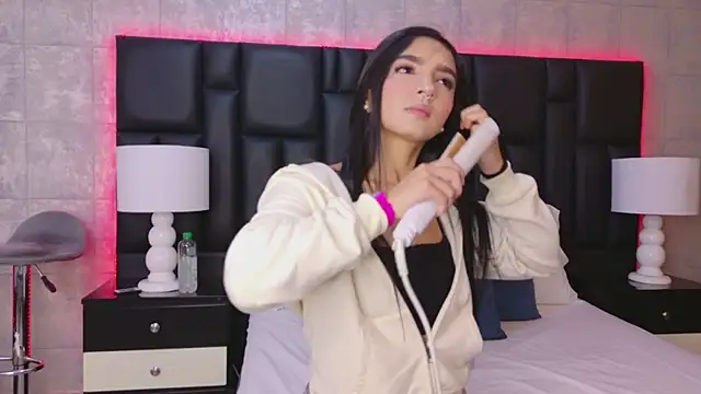 Snapshot of MiaSweeths chatting on 25, 10, 2025 MiaSweeths online show from 25, 10, 2025