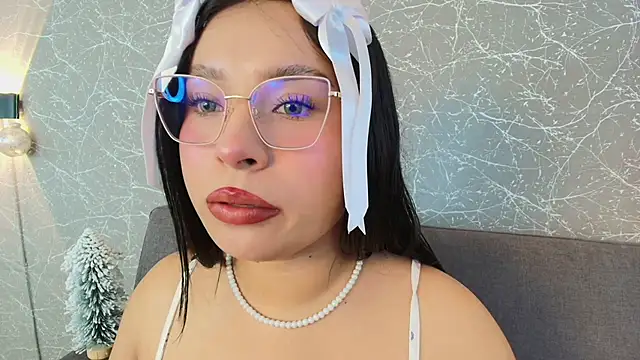 Snapshot of mia_roux13 chatting on 2, 1, 2025 mia roux13 online show from 2, 1, 2025