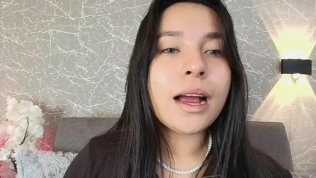 Snapshot of mia_roux13 chatting on 19, 1, 2025 mia roux13 online show from 19, 1, 2025