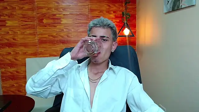 Snapshot of Bastiaan_28 chatting on 18, 12, 2024 Bastiaan 28 online show from 18, 12, 2024