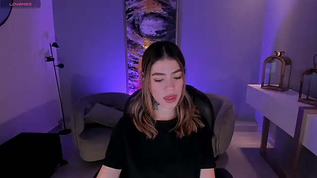 ViolettHansson online show from 5, 1, 2025