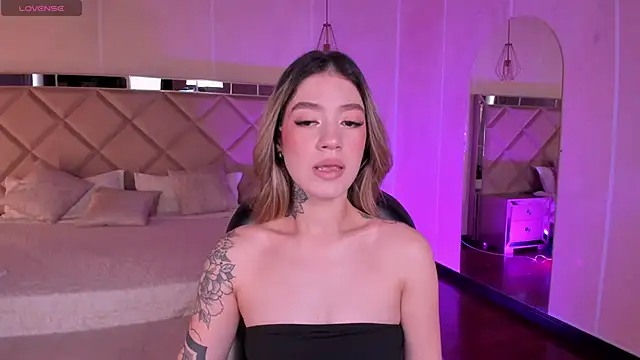 ViolettHansson online show from 23, 9, 2025