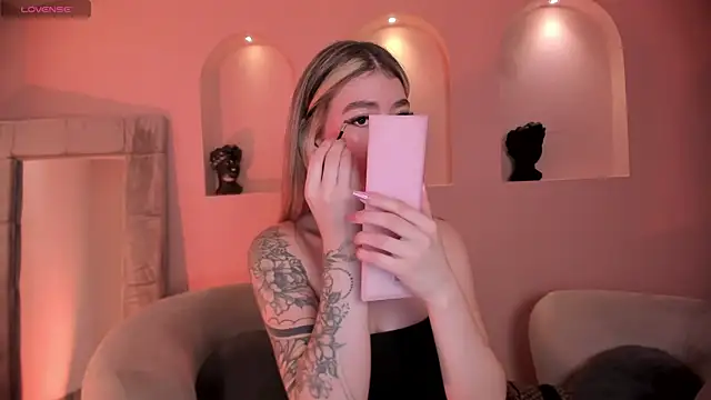 ViolettHansson online show from 5, 12, 2025