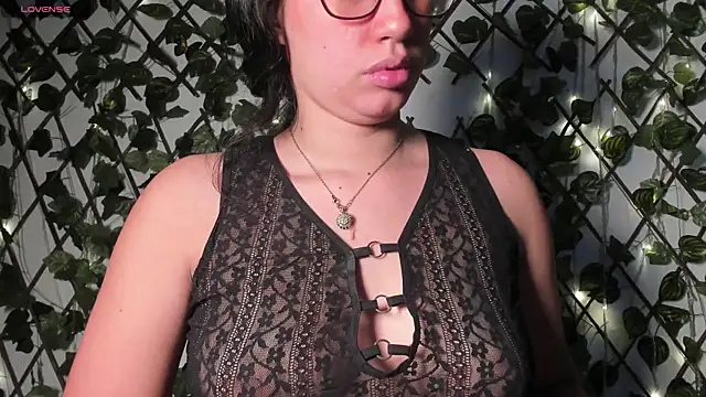 CoralineSanchez online show from 28, 11, 2025