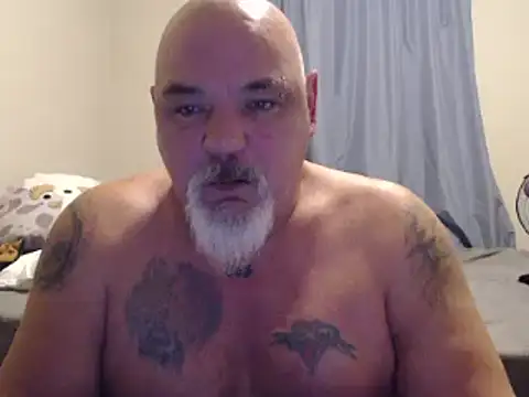 Newfiesausage1972 online show from 4, 1, 2025