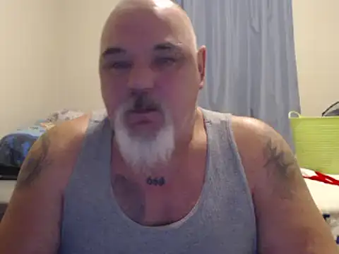 Newfiesausage1972 online show from 11, 1, 2025