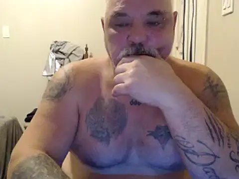 Newfiesausage1972 online show from 27, 1, 2025