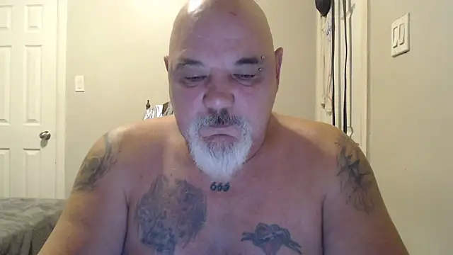 Newfiesausage1972 online show from 4, 2, 2025