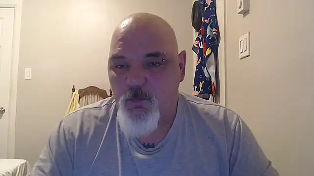 Newfiesausage1972 online show from 9, 2, 2025