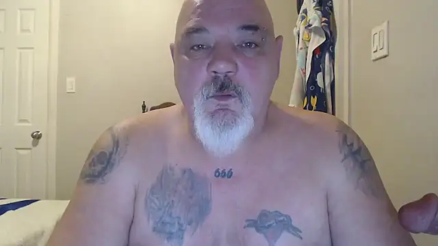 Newfiesausage1972 online show from 17, 3, 2025