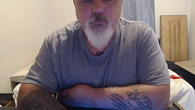 Newfiesausage1972 online show from 25, 9, 2025