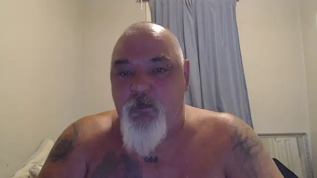 Newfiesausage1972 online show from 19, 10, 2025