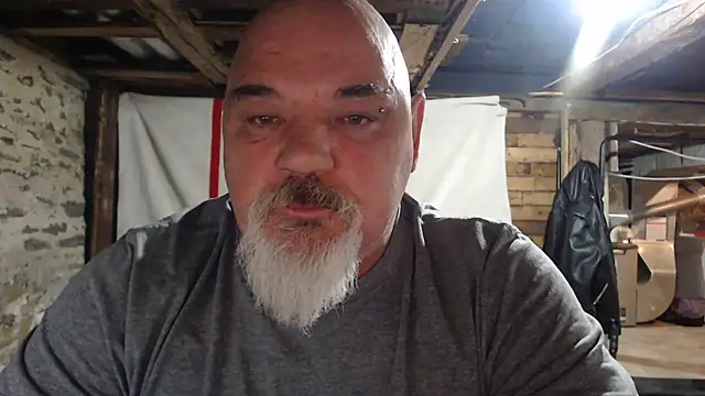 Newfiesausage1972 online show from 20, 11, 2025