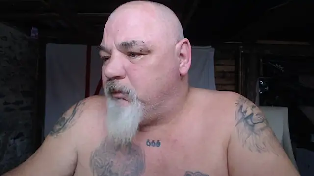 Newfiesausage1972 online show from 20, 2, 2026