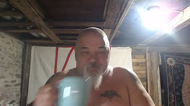 Newfiesausage1972 online show from 29, 4, 2026