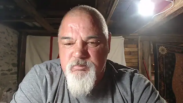 Newfiesausage1972 online show from 30, 5, 2026