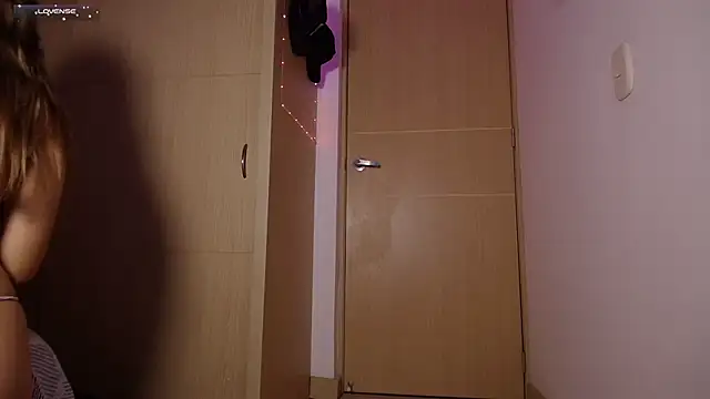 tinysofia  online show from 31, 1, 2025