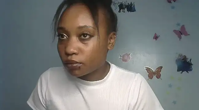 Snapshot of laetitia_ chatting on 6, 3, 2025 laetitia  online show from 6, 3, 2025